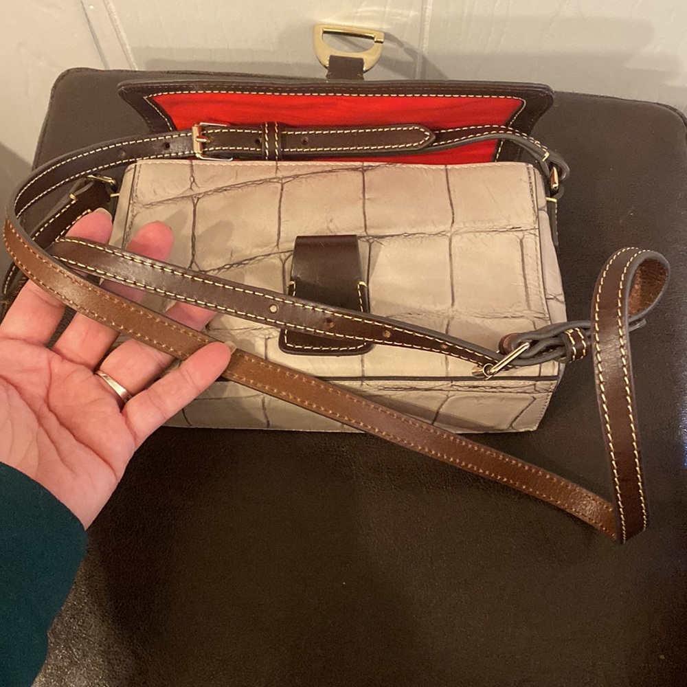 Like NEW Dooney & Bourke Crossbody Leather - Picture 3 of 8